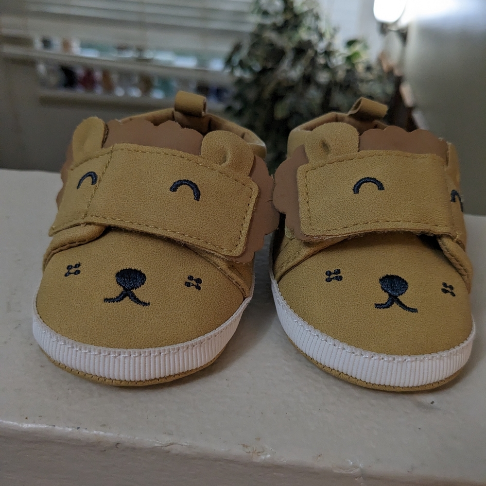 3-6 month lion shoes  Carter's